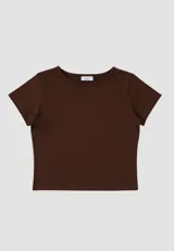 Remera blanca de corte crop, cuello redondo y mangas cortas.