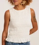 Musculosa blanca con cuello redondo, diseño con lastex y volado en el bajo.
