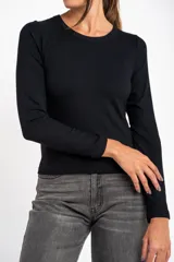 Remera negra de manga larga, con cuello redondo y tejido acanalado, de corte ajustado al cuerpo.