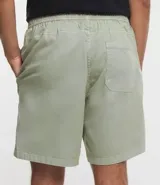 Bermuda de sarga lavada color gris oscuro, con cintura elástica ajustable mediante lazo, bolsillos laterales y corte recto.