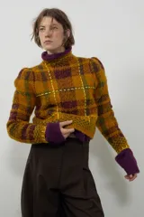 Jersey de punto con cuello perkins y manga larga, diseño a cuadros en tonos mostaza y marrón con detalles de costuras en color amarillo neón.