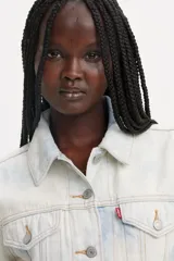 Campera de jean Levi's modelo Original Trucker, con batik celeste sobre base blanca.