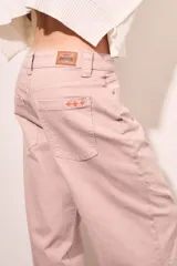 Jean de tiro medio color rosa, corte baggy y ruedo doblado.