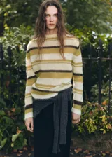 Jersey de punto fino semitransparente con mezcla de alpaca, cuello redondo, diseño recto y mangas largas, con patrón de rayas horizontales en tonos beige, verde oliva y marrón oscuro.