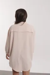 Camisa beige de corte amplio, con cuello clásico y mangas 3/4.
