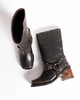 Bota de cuero negra con caña media, punta cuadrada, taco bloque y arnés con hebillas y tachas plateadas.