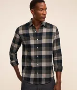 Camisa de manga larga para hombre de la marca Marfinno, modelo comfort con calce holgado. Confeccionada en 100% algodón, presenta un diseño con estampado de cuadros en tonos beige, verde militar y negro, cuello camisero clásico y cierre frontal de botones.