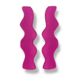 Par de aros colgantes con forma ondulada, color lila.