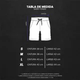 Short deportivo blanco con estampado de logo azul en la pierna izquierda y aberturas laterales.