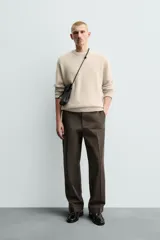 Pantalón chino de corte regular fit, confeccionado en tejido de algodón con estructura diagonal. Presenta bolsillos frontales, bolsillos traseros de vivo con botón y cierre frontal con cremallera y botón.