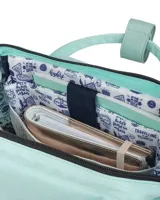 Mochila Cabaia modelo Adventurer en color turquesa claro. Cuenta con un compartimento principal con cierre, un bolsillo frontal con cierre y detalles en cuero sintético marrón, incluyendo parches con el logo de la marca. Posee asas superiores para llevar en la mano y correas ajustables para los hombros.