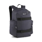 Mochila Puma Deck color gris oscuro con logo Puma estampado en blanco. Tiene dos correas frontales negras con hebillas, bolsillo lateral y superior con cierre.