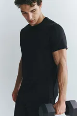 Remera deportiva de malla funcional color negro, con cuello redondo y mangas cortas, diseñada para absorber el sudor con tecnología DryMove.