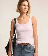 Blusa musculosa de ribana color blanco, con escote en U.