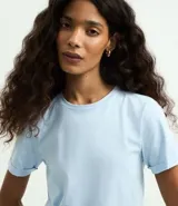 Remera básica de algodón con cuello redondo y mangas cortas con dobladillo. Diseño liso y corte clásico.