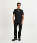 Pantalón cargo de hombre color negro, confeccionado en sarga de algodón, con cintura elástica, bolsillos laterales tipo cargo y bolsillos traseros.