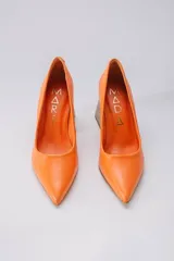 Zapato de tacón color verde agua, con punta fina y taco cuadrado forrado en cuero tipo madera.