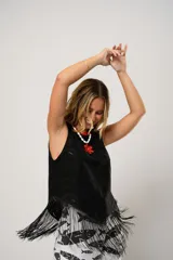 Blusa negra sin mangas de lino bordado con terminación en flecos.