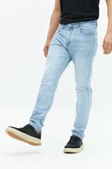 Pantalón de jean negro de corte recto y tiro medio, con bolsillos delanteros y traseros, y presillas para cinturón. Confeccionado en algodón y spandex.