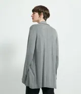 Cardigan largo de tejido de punto, color terracota, con mangas largas y diseño abierto sin cuello ni cierres.