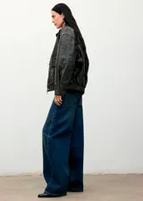 Jeans de tiro medio con diseño balloon y estilo barrel, confeccionados en tejido de algodón estilo vaquero, con cierre de botón y cremallera, trabillas y cinco bolsillos.