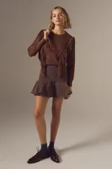 Zapato acordonado de cuero color bordó, con punta fina y diseño estilo oxford. Presenta cordones al tono y detalles de ojales metálicos dorados.