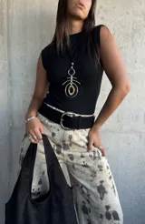 Musculosa negra de cuello alto y corte ajustado al cuerpo, sin mangas.