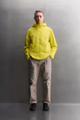 Chaqueta acolchada Zara Athleticz de color amarillo, confeccionada en tejido técnico y ligero. Cuenta con cuello subido y capucha, manga larga con puños elásticos, bolsillos frontales con cierre de cremallera oculta y cierre frontal con cremallera.