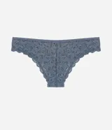 Bombacha bikini Lov confeccionada en encaje rústico con textura floral, de laterales anchos y cintura elástica con aplique de moño y dije colgante.
