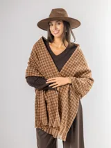 Pashmina de corte rectangular con diseño de estampado Príncipe de Gales en tonos tierra, con terminaciones desflecadas en los extremos.