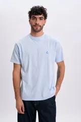 Remera oversize de manga corta en color celeste, con cuello redondo y pequeño estampado frontal de un velero.