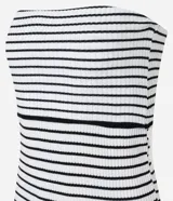 Vestido midi de punto a rayas horizontales blancas y negras, sin breteles y con escote recto.