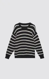 Sweater de cuello redondo con diseño de rayas horizontales en blanco y negro. Confeccionado en tejido de punto con textura suave, corte oversize y terminaciones en punto rib en cuello, puños y ruedo.