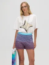 Short de punto tejido con patrón de rombos en tonos degradados de celeste y amarillo. Presenta una pretina elástica y un calce suelto.