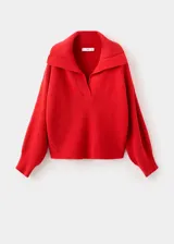 Jersey de punto de canalé color rojo, con cuello polo y manga larga, de corte relajado.