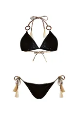 Bikini de dos piezas RKF confeccionado en poliéster reciclado y elastano, con estampado de hojas en tonos beige y marrón. El corpiño es de diseño triangular con tiras para atar al cuello y espalda, decorado con argollas de madera y borlas colgantes. La bombacha es de corte clásico con tiras laterales ajustables terminadas en borlas.