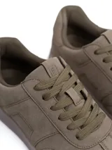 Championes urbanos modelo Mosca, confeccionados en ecogamuza color verde militar con cordones al tono y suela de goma liviana.