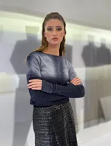 Buzo corto tejido en lana merino teñida artesanalmente, con puños con ojal para el pulgar.