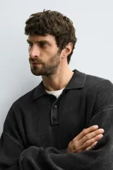 Polo de punto tejido en algodón con efecto lavado, de corte relajado, cuello solapa con cierre frontal de botones, manga larga y acabados en rib.