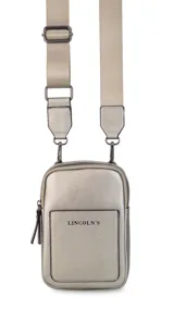 Bandolera pequeña de diseño compacto en color mostaza, confeccionada en material sintético con textura granulada. Presenta un bolsillo frontal con el logo de la marca impreso, cierre superior y correa ancha ajustable y desmontable.
