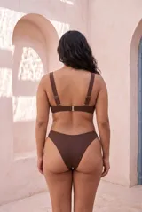 Top de bikini marrón de diseño triangular, con tirantes anchos y copas removibles.