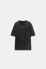 Camiseta de algodón con efecto lavado, cuello redondo y manga corta. Presenta un acabado con sutiles brillos integrados en el tejido y un corte regular.