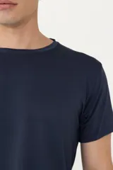Remera deportiva azul marino de corte clásico, confeccionada en tejido de poliamida y elastano con tecnología drifit y protección UV50+.