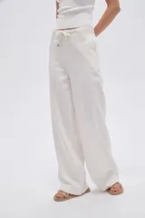 Pantalón ancho de algodón en color blanco natural, con bolsillos y cordón ajustable en la cintura.