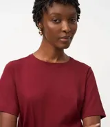 Remera básica de cuello redondo y manga corta, confeccionada en algodón suave y resistente.