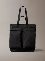 Bolso tote Calvin Klein negro de nailon reciclado, con cierre de cremallera, doble asa de mano y dos bolsillos externos con cremallera.