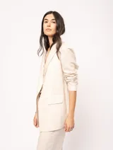 Blazer oversized color beige de corte recto, confeccionado en tela con lino.