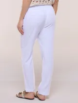 Pantalón de algodón color beige de corte recto, con pretina elastizada, cordón de ajuste y bolsillos laterales.