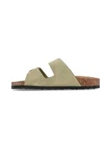 Sandalias Hush Puppies de color verde militar, con dos tiras ajustables de gamuza provistas de hebillas metálicas doradas. Presentan plantilla anatómica con reborde de corcho y suela de goma texturizada en color negro.