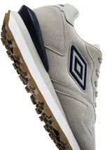 Championes urbanos Umbro para hombre, de color negro con detalles en gris y suela dentada bicolor en blanco y negro.